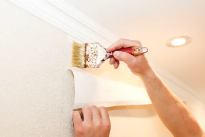 Pose de papier peint à Auray — revêtements muraux et toiles de verre